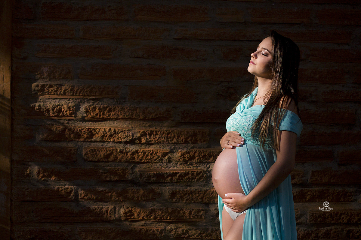 a gestante recebe a luz do sol nas fotos de sua gestação