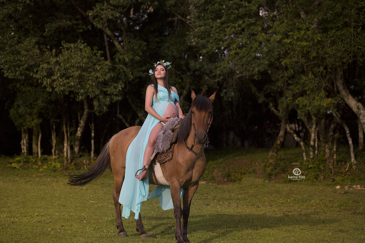usamos o cavalo como cenario para as fotos de gestante