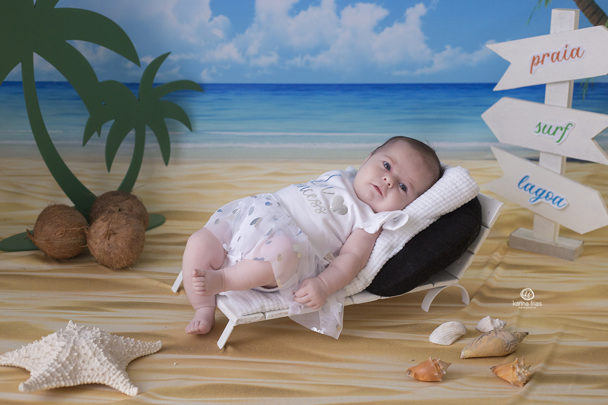 a menina esta deitada no ensaio de acompanhamento mensal