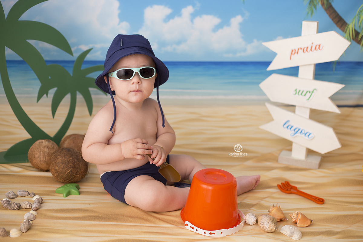 no ensaio infantil o menino usa oculos