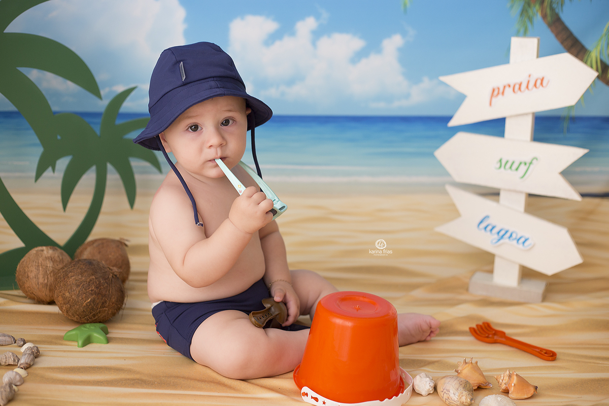 o menino faz pose nas fotos de acompanhamento mensal