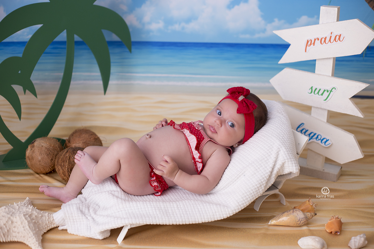 a menina esta deitada no cenario de praia