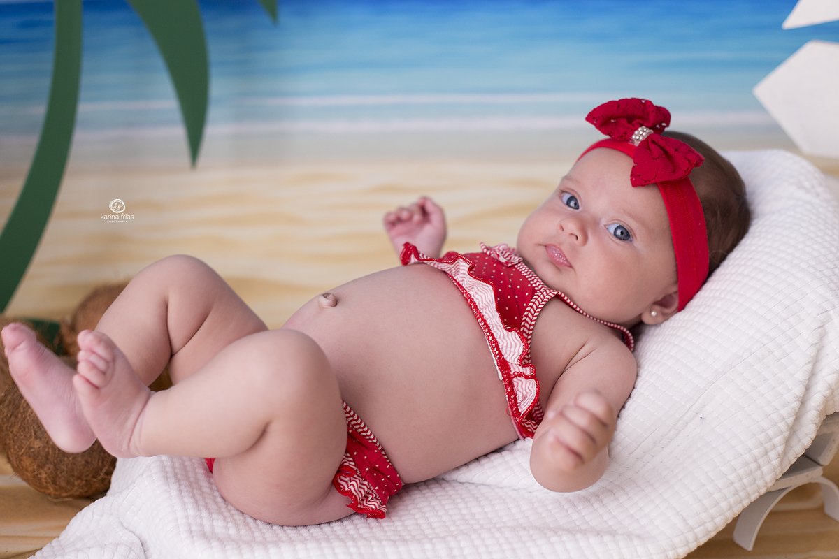 a bebe olha pra a fotografa de crianças de caxias do sul, karina frias