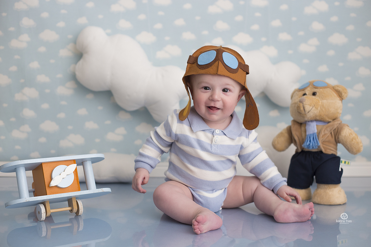 o menino esta no cenario de aviador