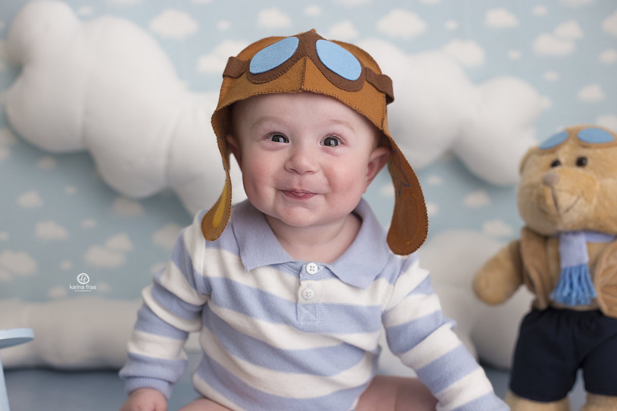 o menino sorri para a fotografa de bebes de caxias do sul, karina frias