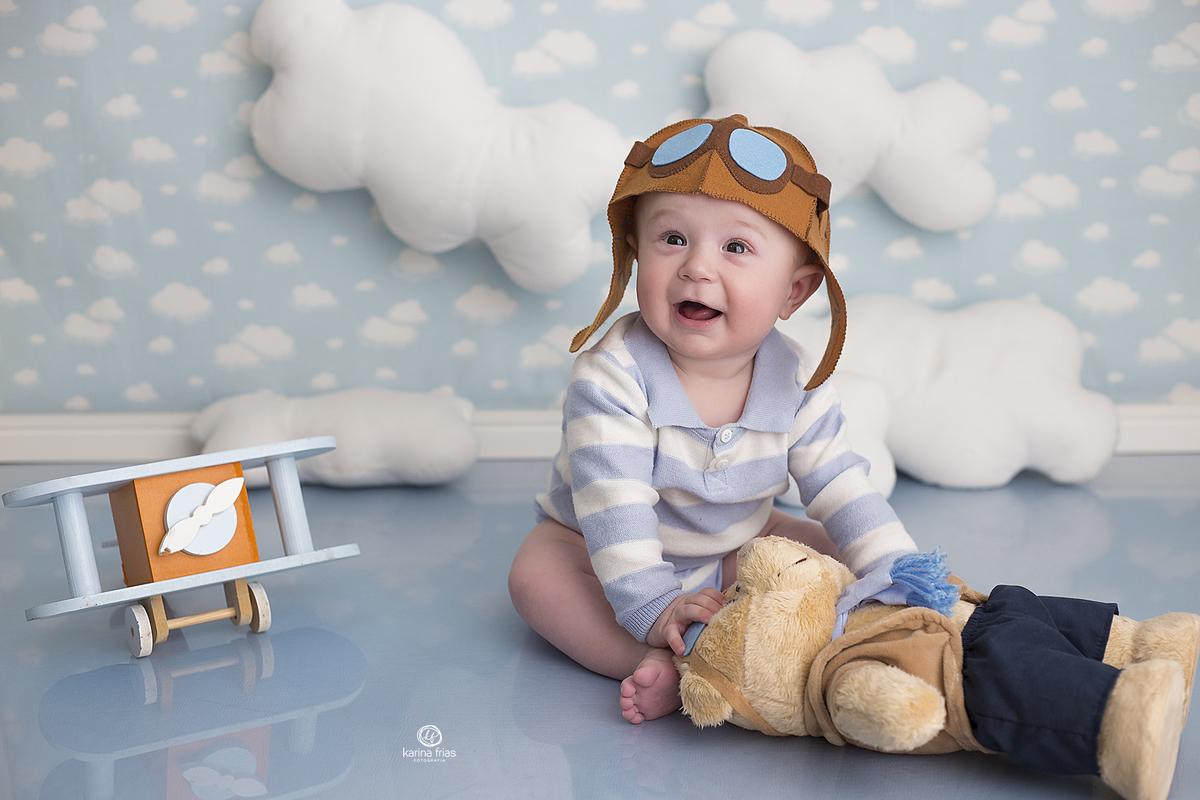 no ensaio de acompanhamento mensal vestimos o bebe de aviador
