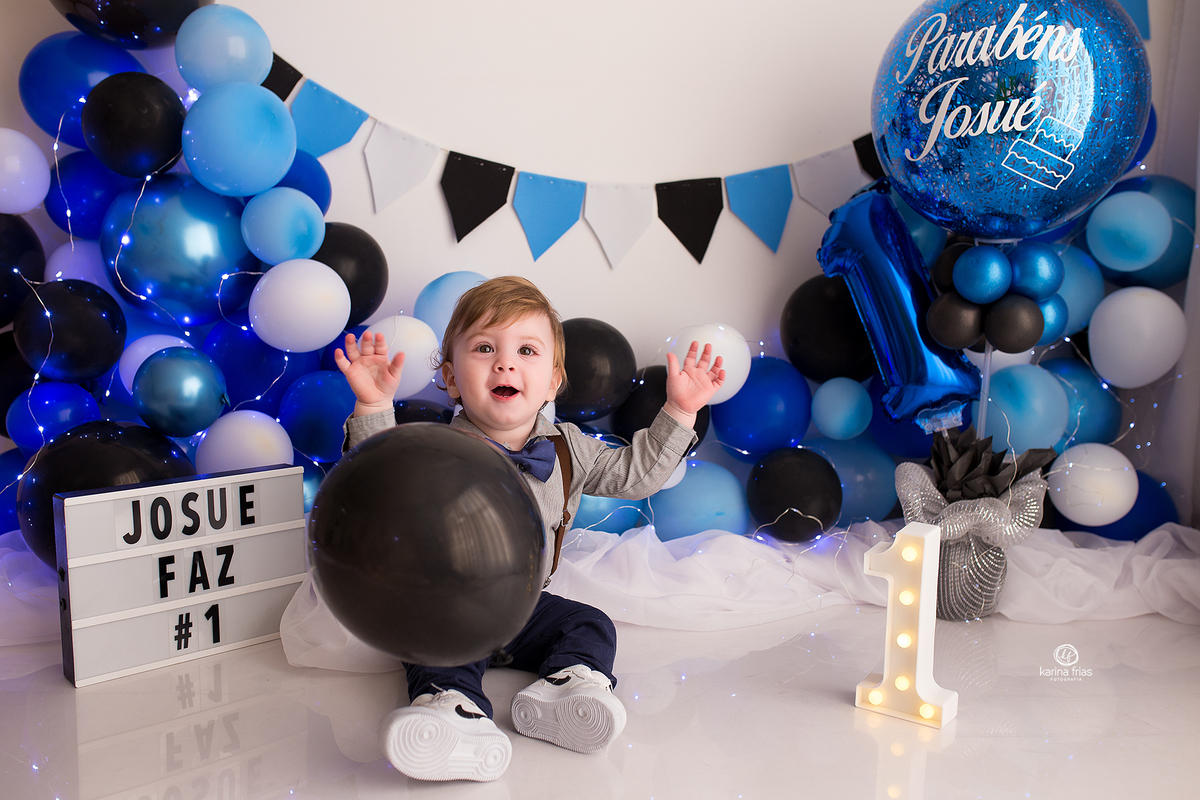 o menino esta comportado no cenario de baloes