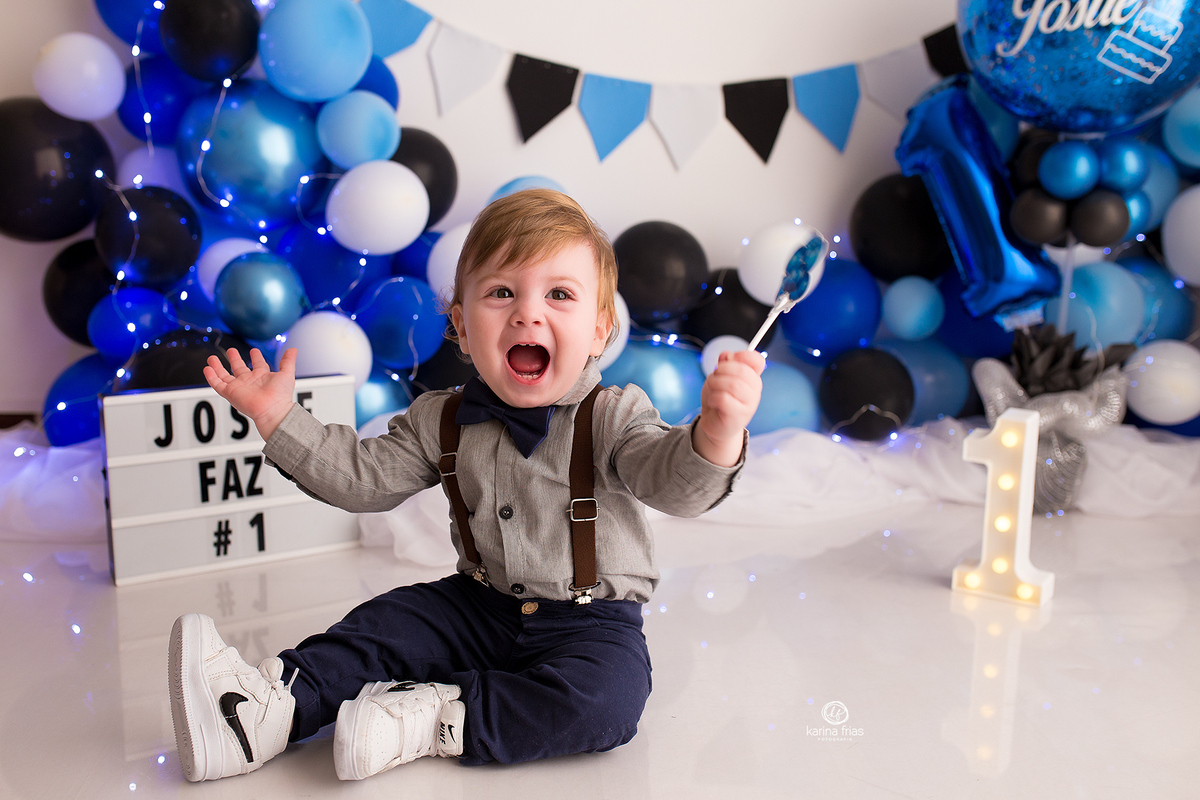 a criança sorri para a fotografa de caxias do sul, karina frias