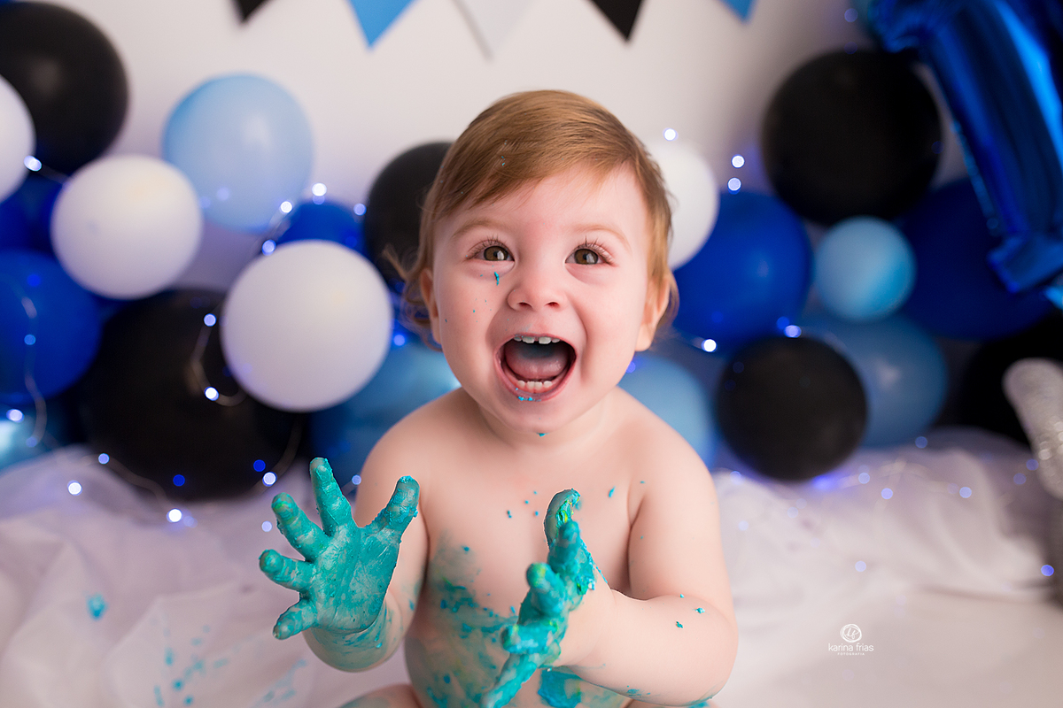 o menino bate palmas durante ensaio