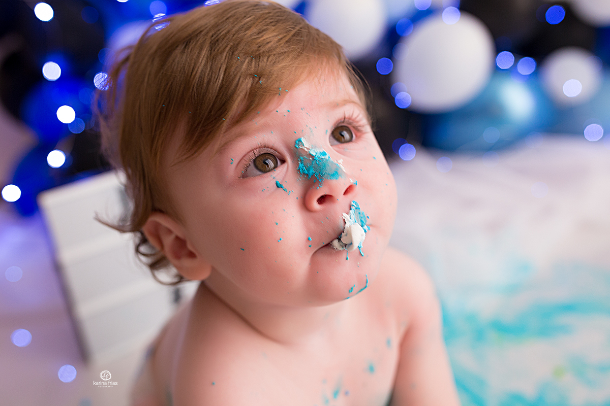 o menino come o bolo no ensaio smash the cake