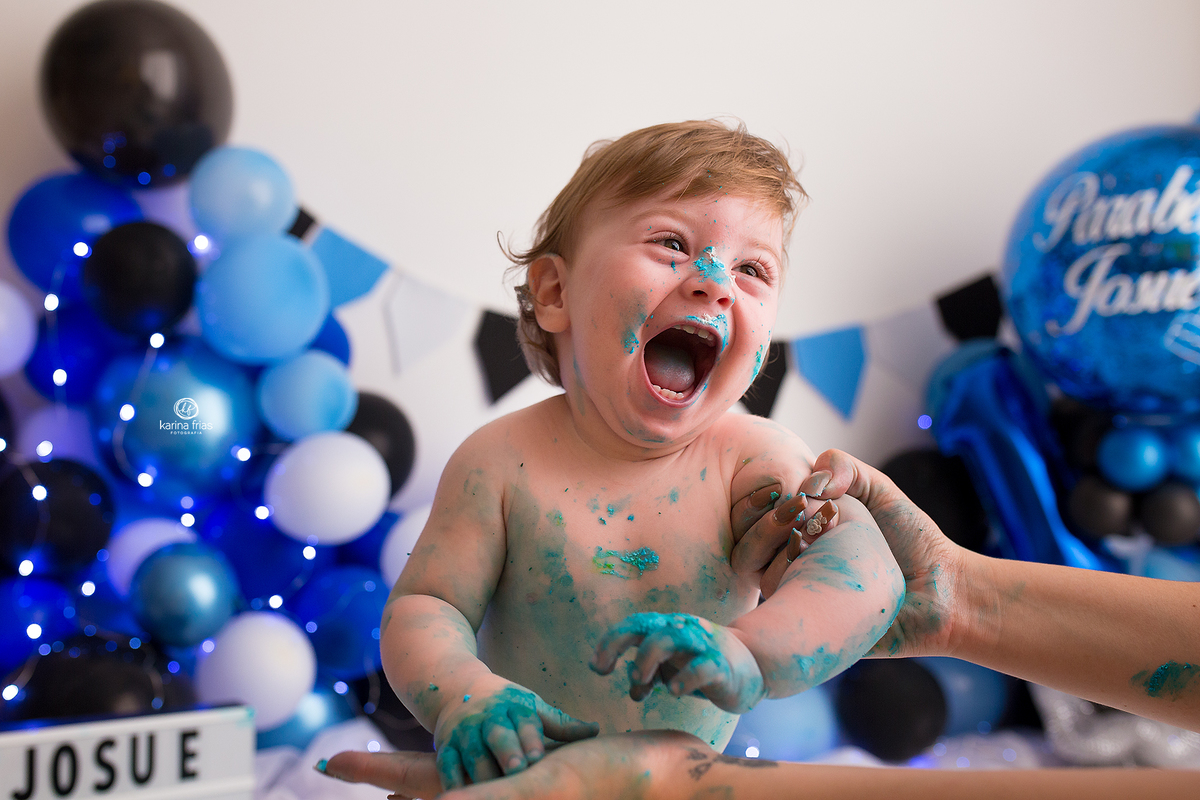 o menino sorri para a mãe no ensaio