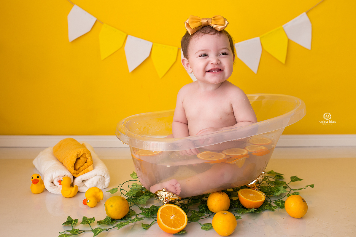 a menina esta dentro da banheira para o ensaio
