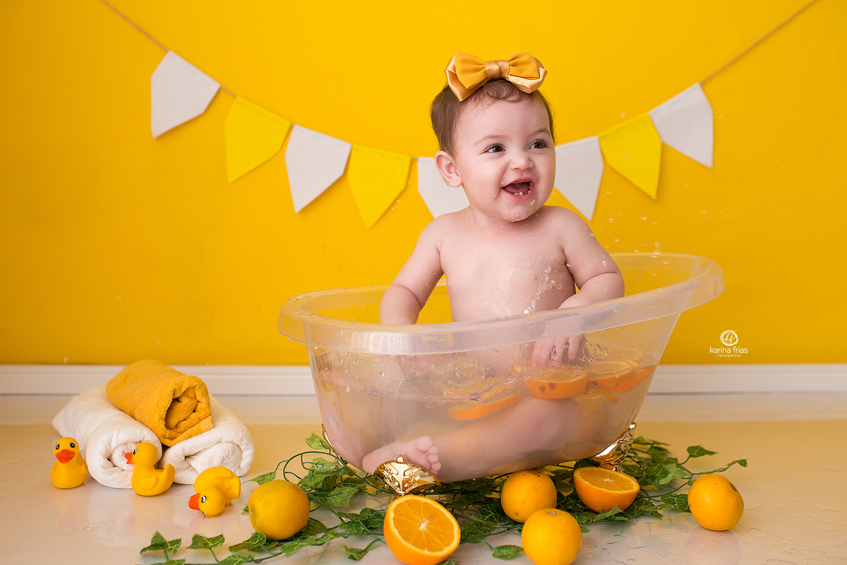 no ensaio infantil a bebe sorri