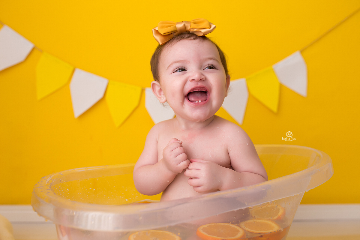 a menina sorri para a fotografa de crianças de caxias do sul