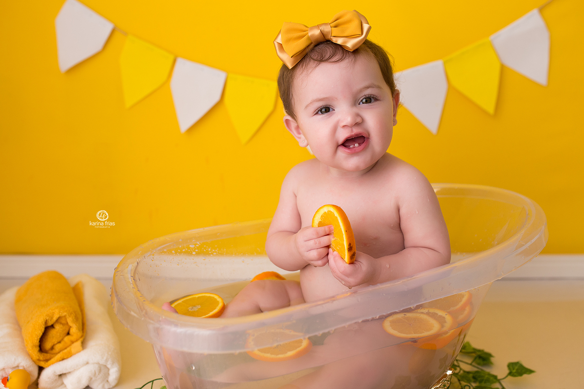 a bebe olha para a fotografa de caxias do sul, karina frias