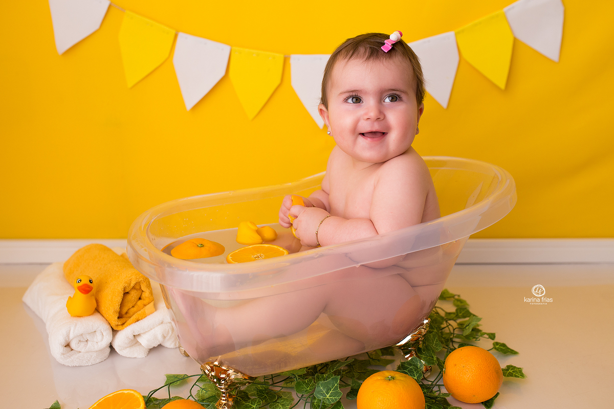 a bebe sorri no ensaio infantil