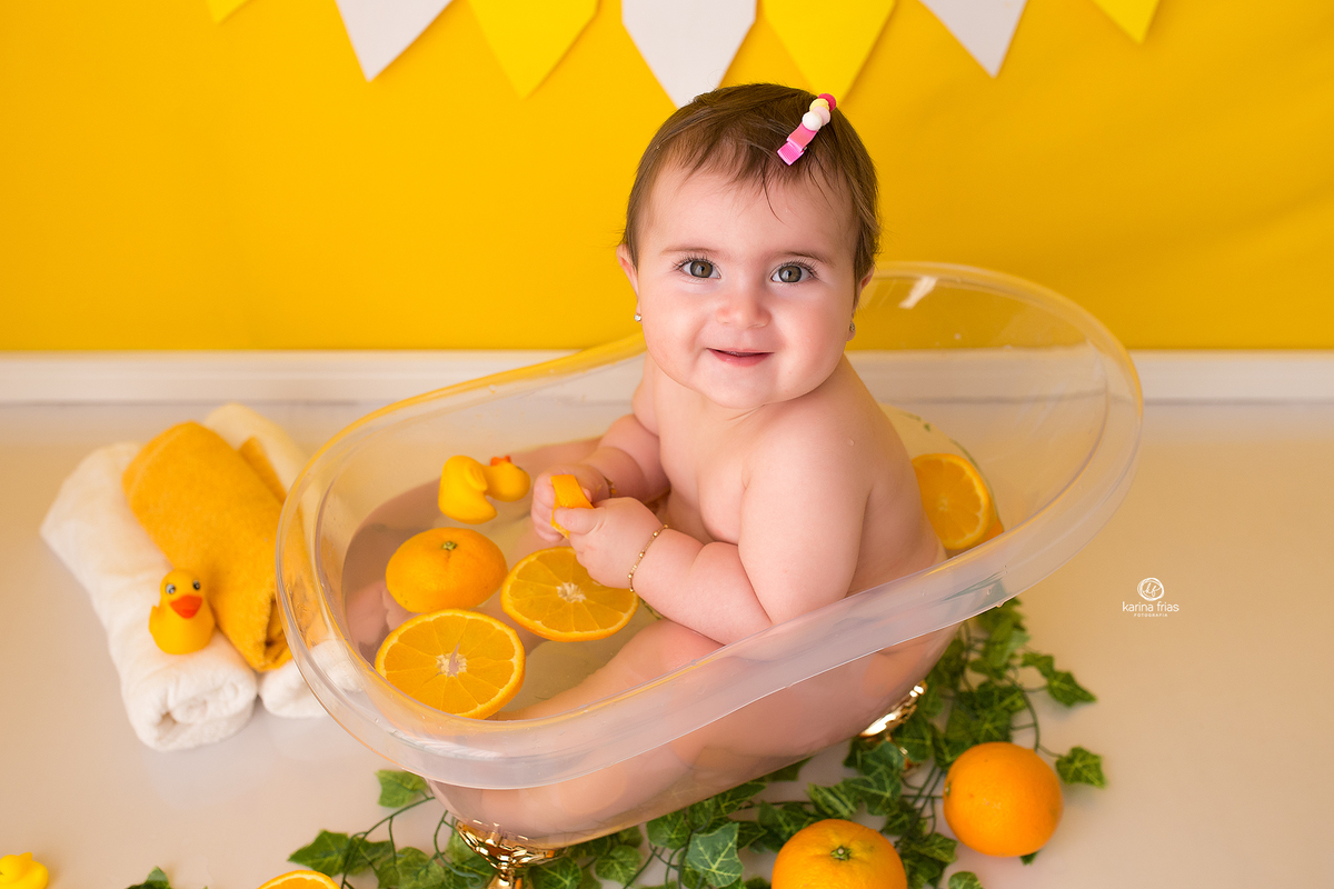 a menina se diverte no ensaio da banheira