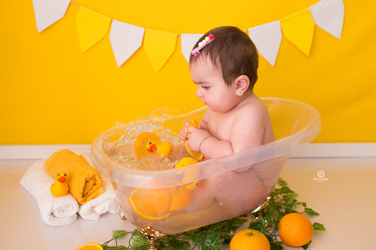 a menina brinca nas fotos de seu acompanhamento mensal