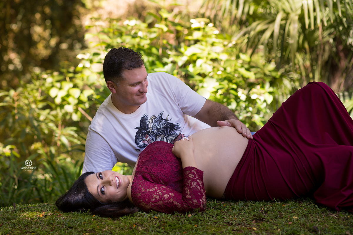 o pai olha para a barriga da gestante