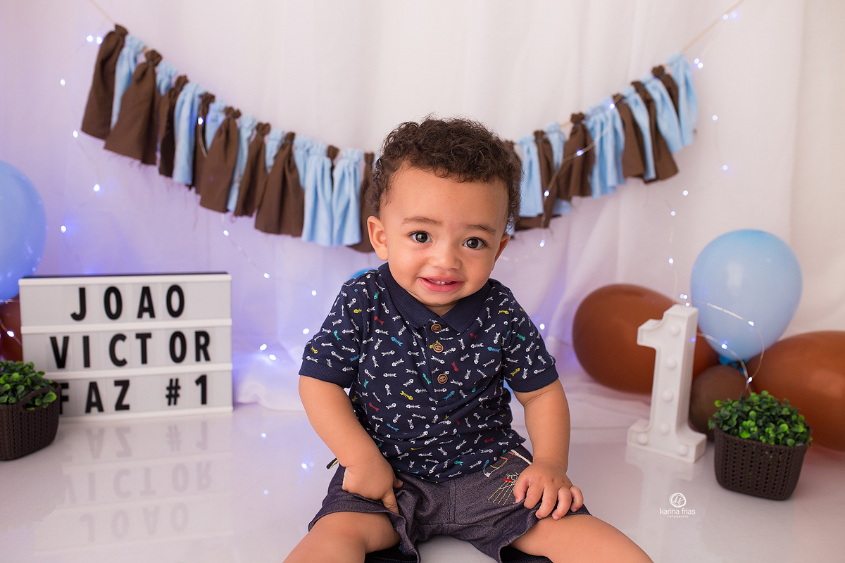 o menino sorri para a fotografa de crianças de caxias do sul-rs
