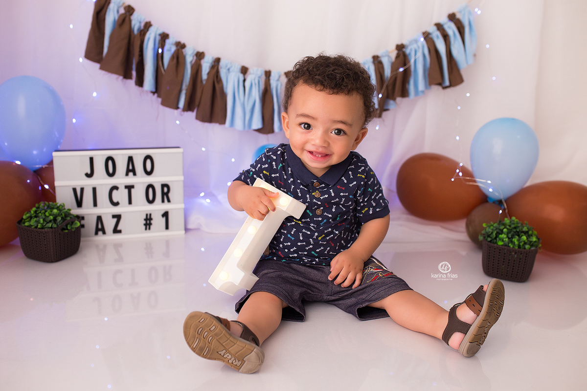 no ensaio smash the cake o bebe se diverte