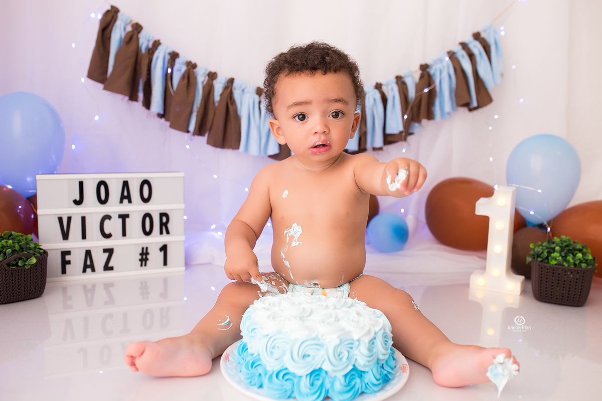 o menino oferece bolo no ensaio smash