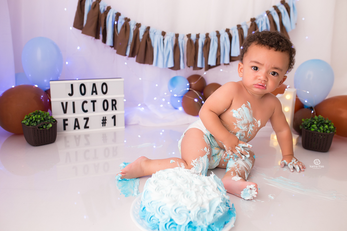 no ensaio de bolo o menino esta todo lambuzado