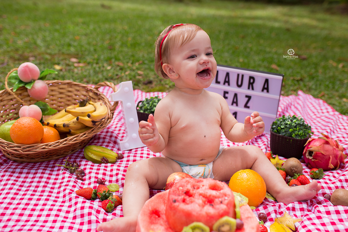 no ensaio infantil a menina se diverte