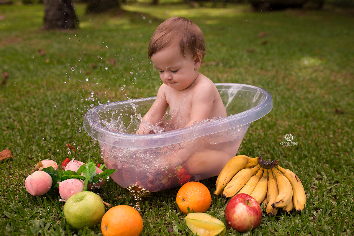 a menina brinca na agua
