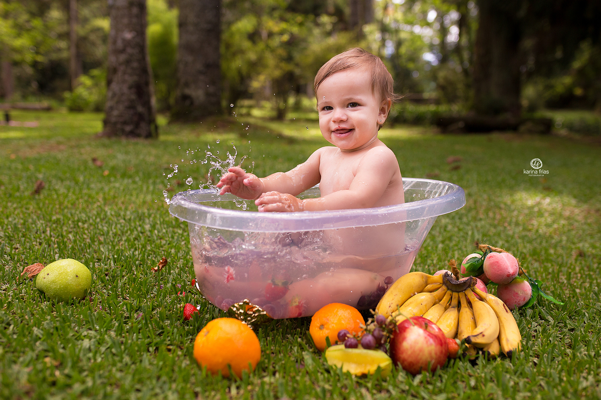 a menina sorri para a fotografa de bebes de caxias do sul, karina frias