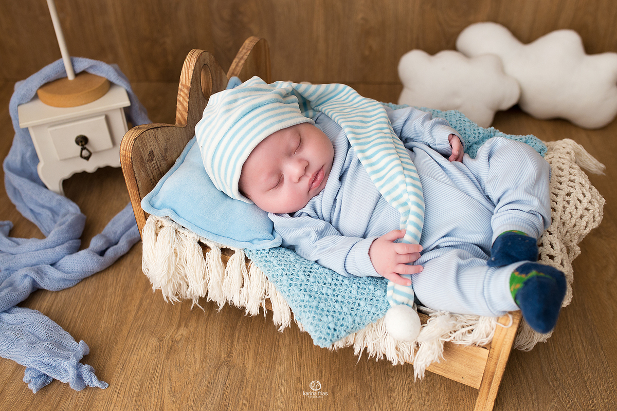 o bebe esta deitado para as fotos de acompanhamento mensal