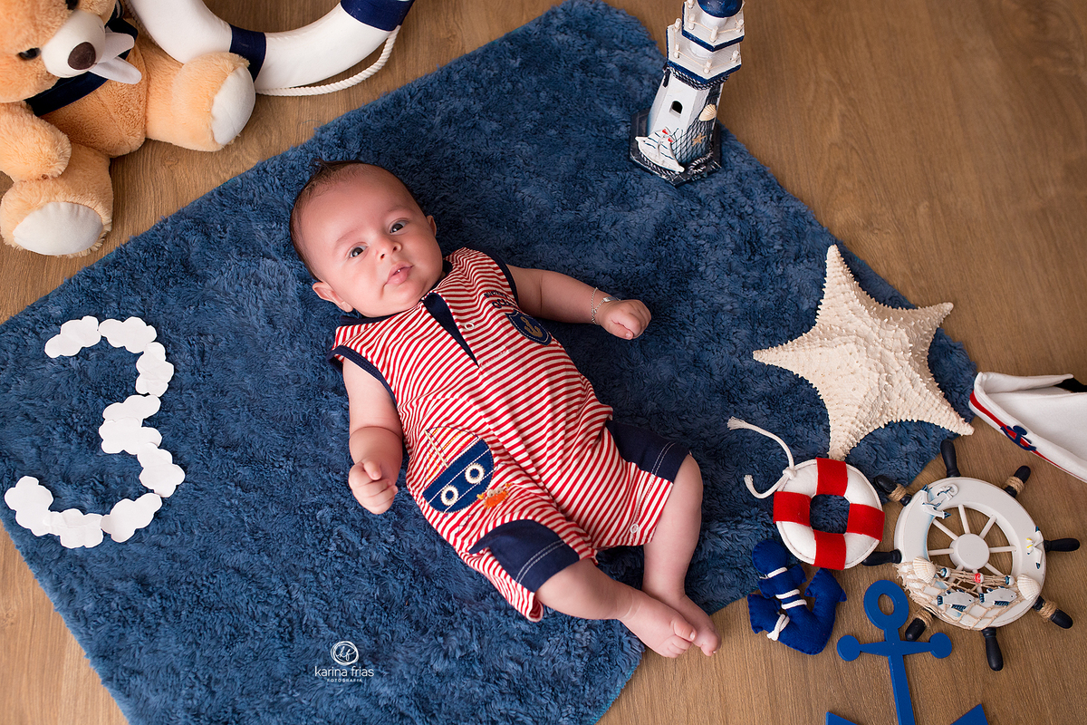 o bebe esta com 03 meses e representamos o numero no ensaio infantil
