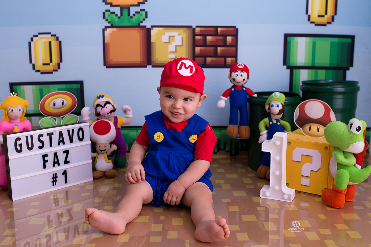 o menino sorri para a fotografa de bebes de caxias do sul, karina frias