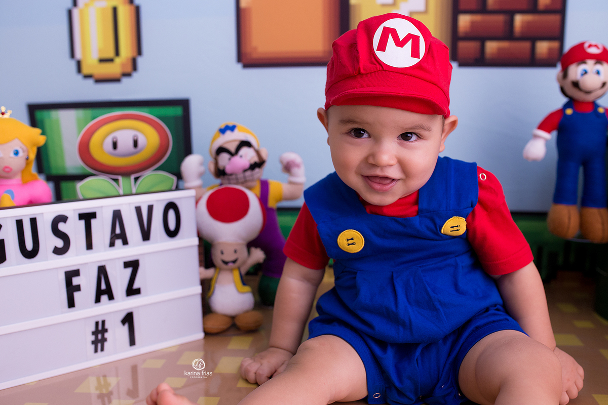 o menino esta vestido de mario no ensaio de estudio