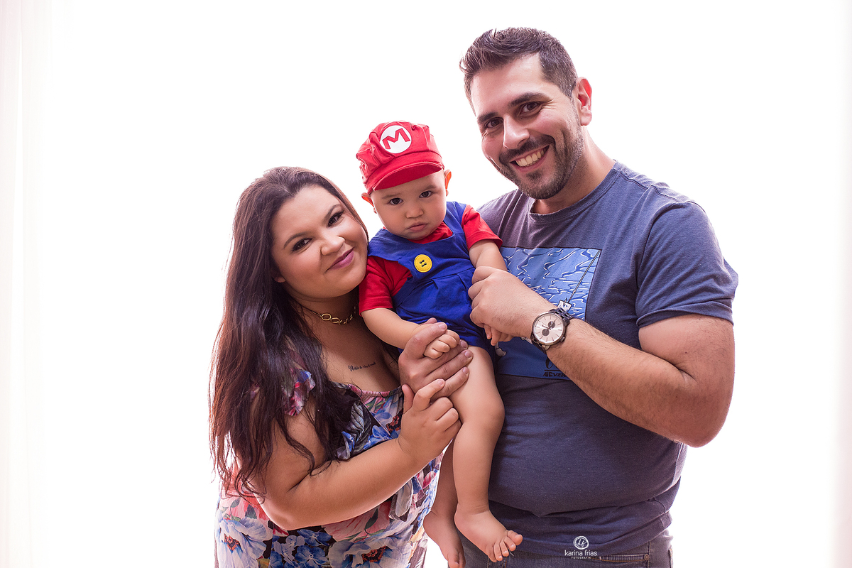 os pais posam para a foto com o filho