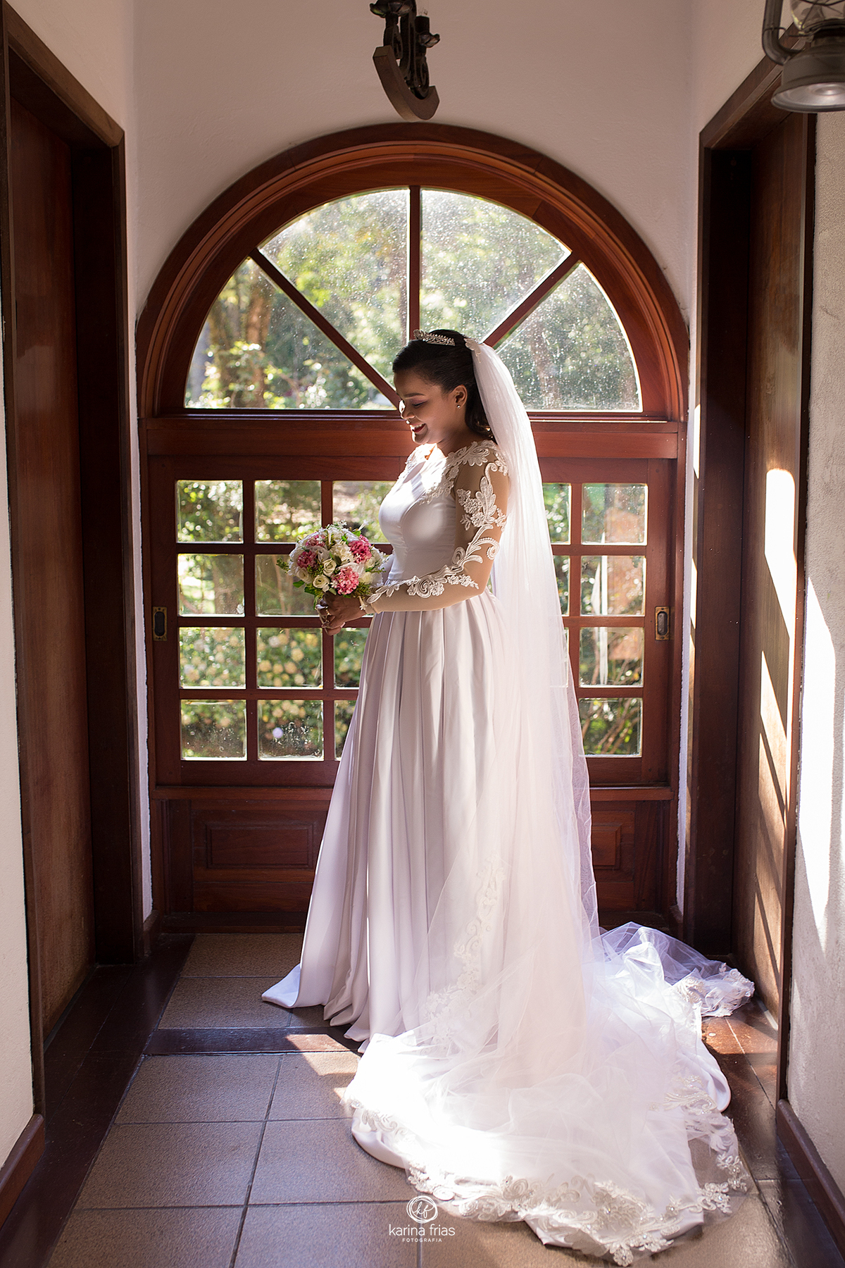 a noiva esta perto da janela