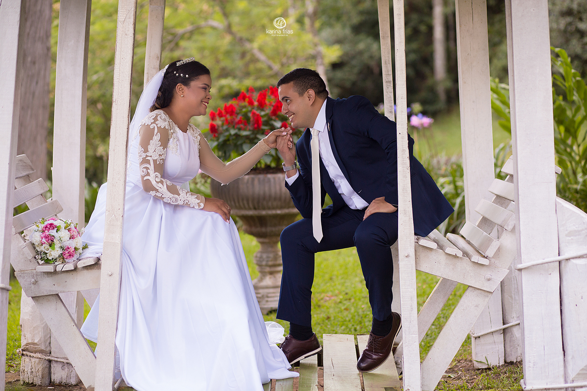 o noivo beija a mao da noiva no ensaio de casal