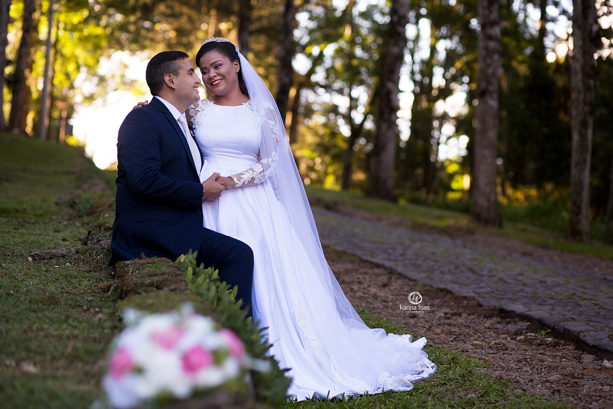 os noivos sorriem para a fotografa de caxias do sul, karina frias