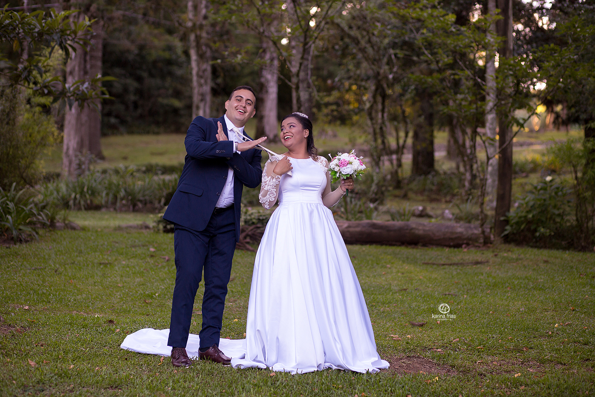 no ensaio externo os noivos brincam