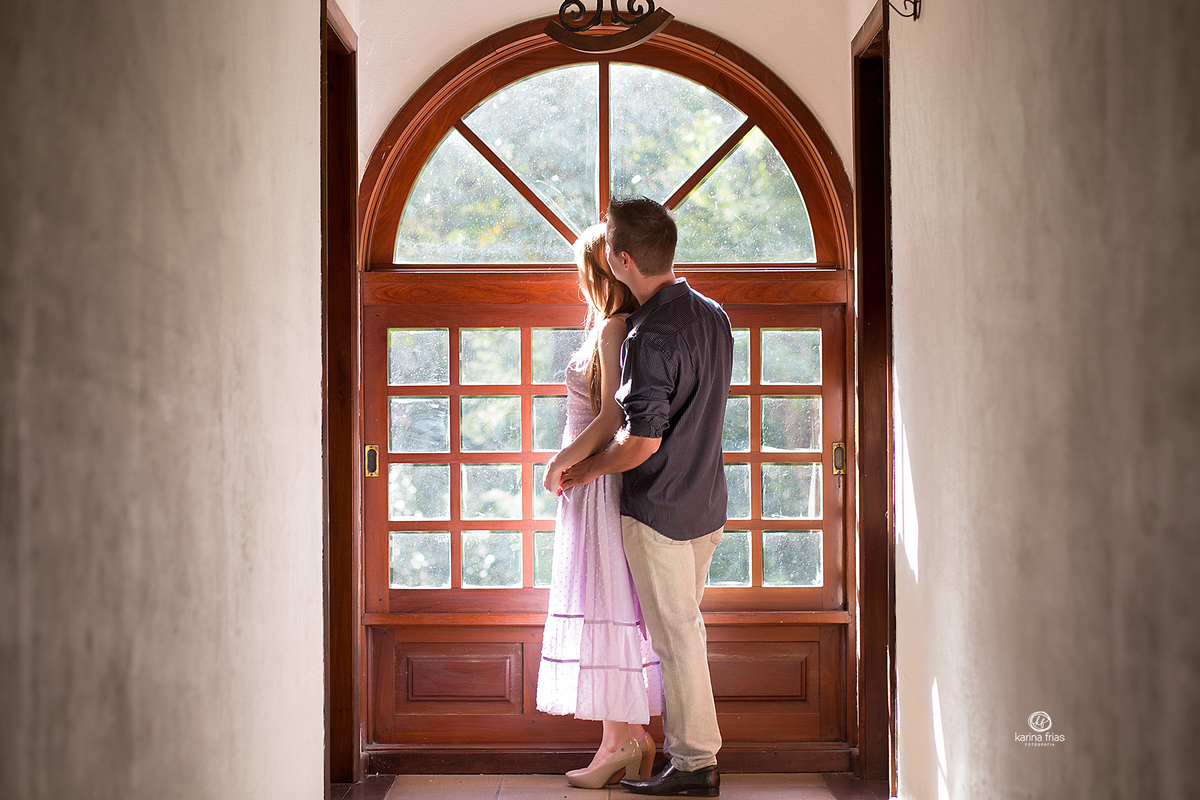 o casal olha para o horizonte no ensaio externo