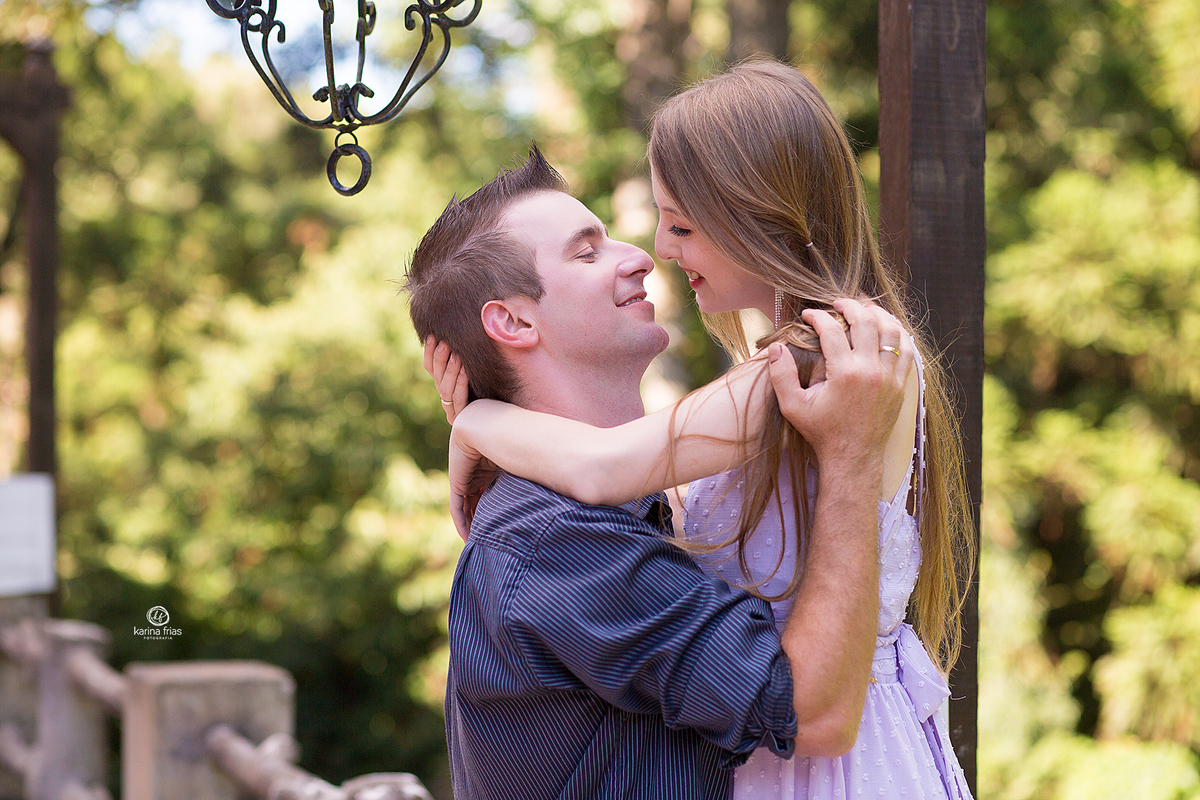 o casal troca olhares no ensaio externo