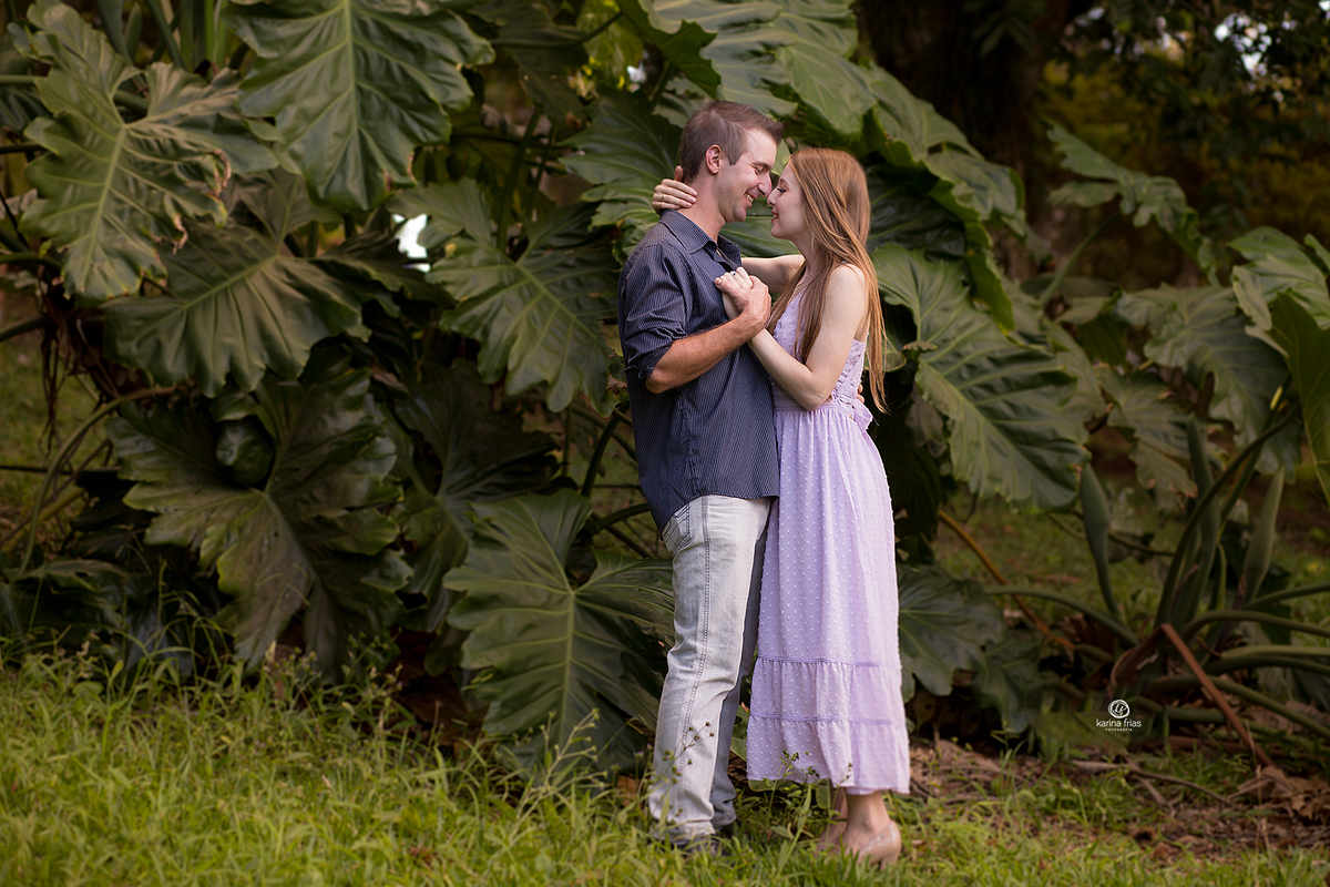 os modelos brincam durante ensaio pre weeding