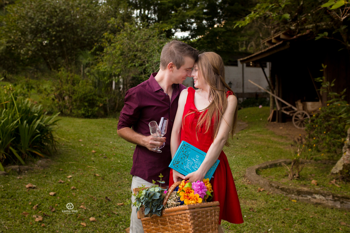 no ensaio de casal, os modelos trocam olhares