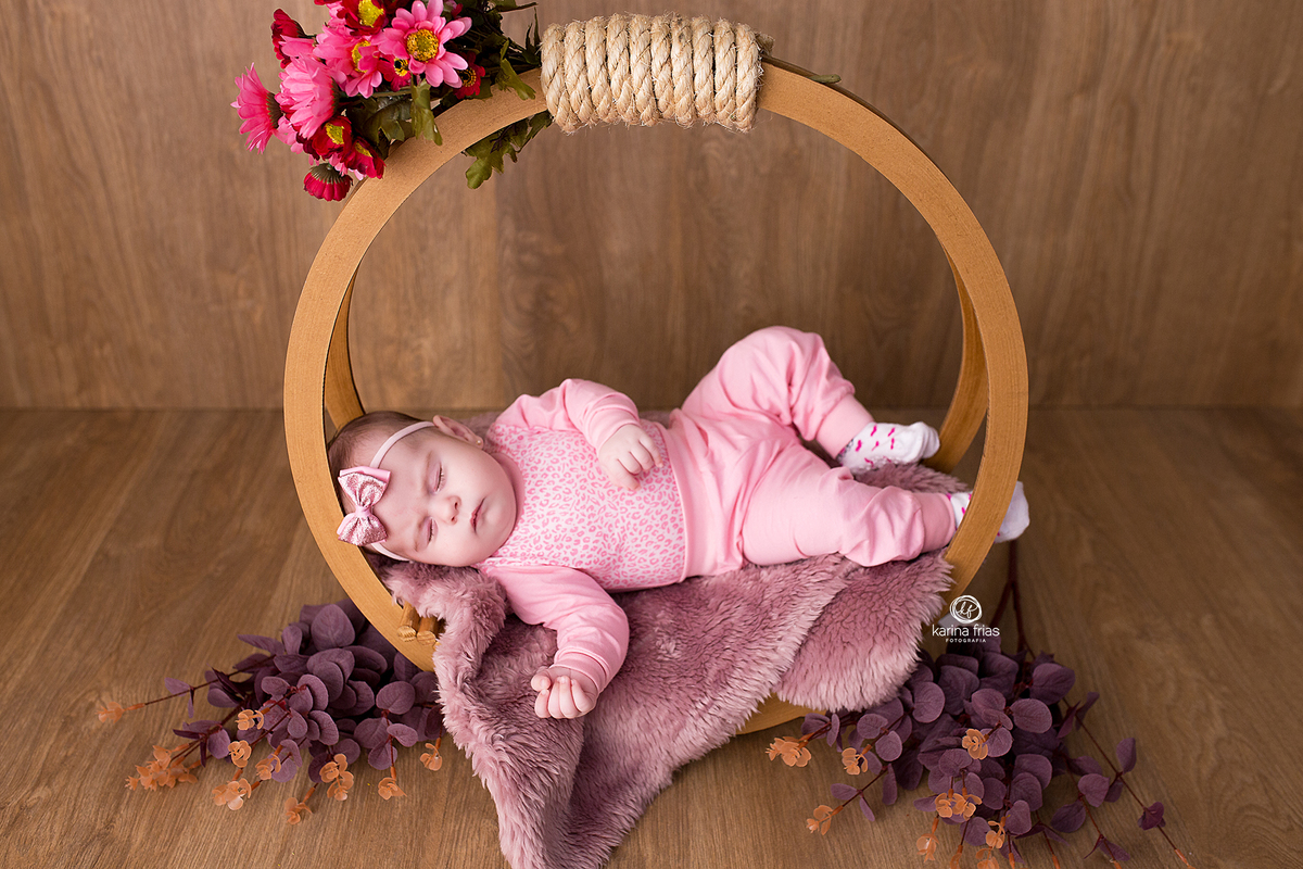 a menina dorme durante ensaio de acompanhamento mensal