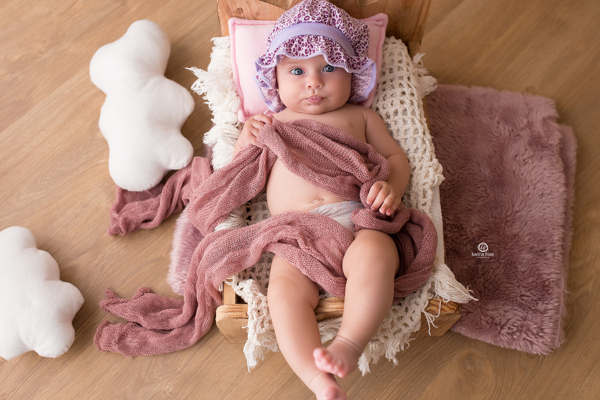 a menina olha para a fotografa de bebes de caxias do sul-rs