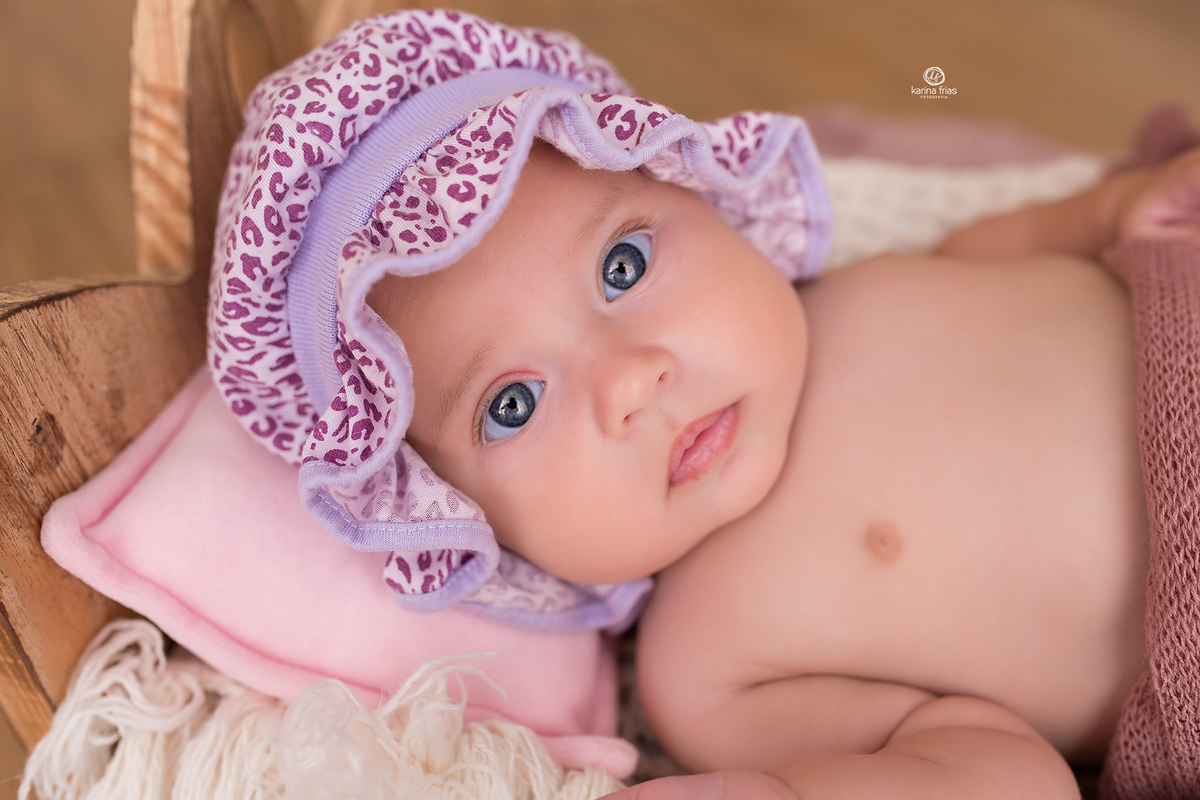 no ensaio infantil menina olha fixa para a camera