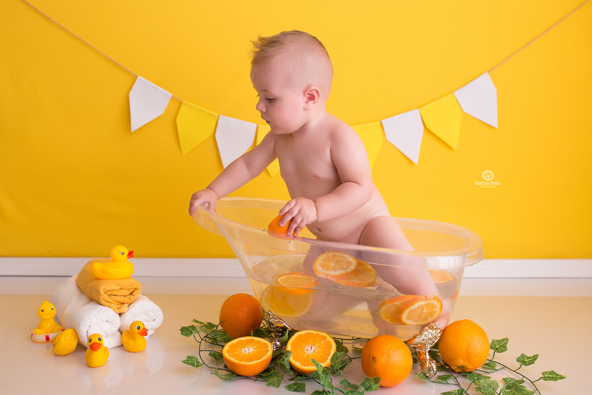 no ensaio infantil o bebe fica de pe