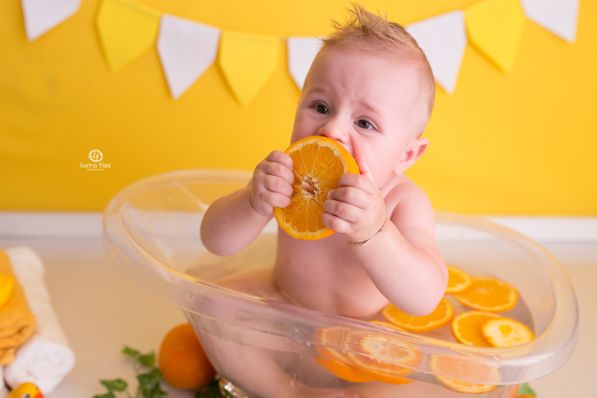 no ensaio de acompanhamento mensal o bebe morde a laranja
