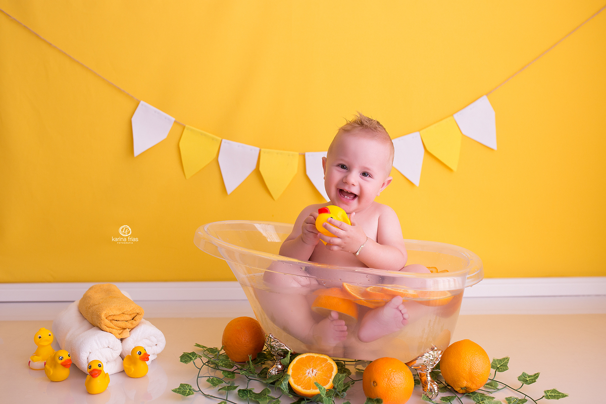 o menino sorri para a fotografa de bebes de caxias do sul, karina frias