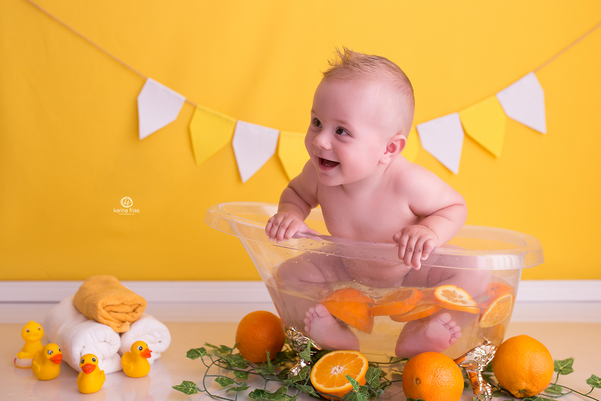 a criança tenta sair da banheira nas fotos mensais